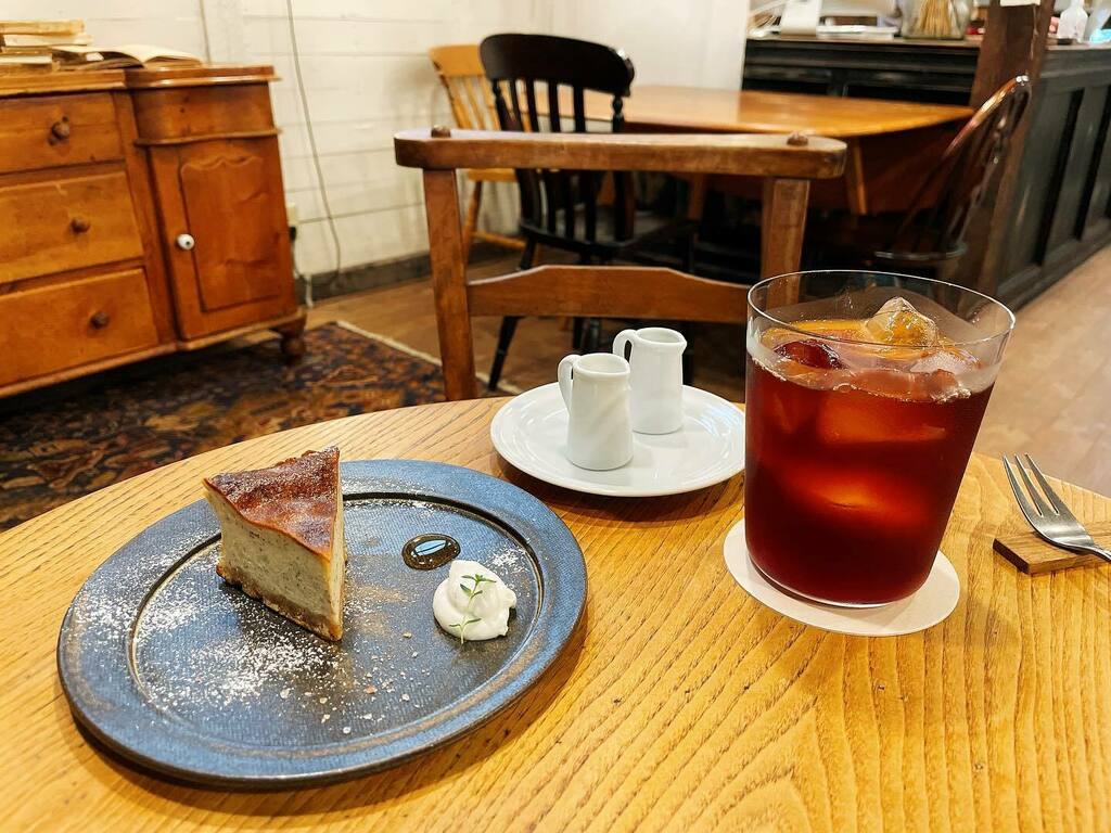 MeGnOrA's tweet photo. 紅茶のチーズケーキとアイスコーヒー
ここは住みたい空間
仕事しに来てるけど笑
#明日提出期限だから https://t.co/0sElhPtSIg