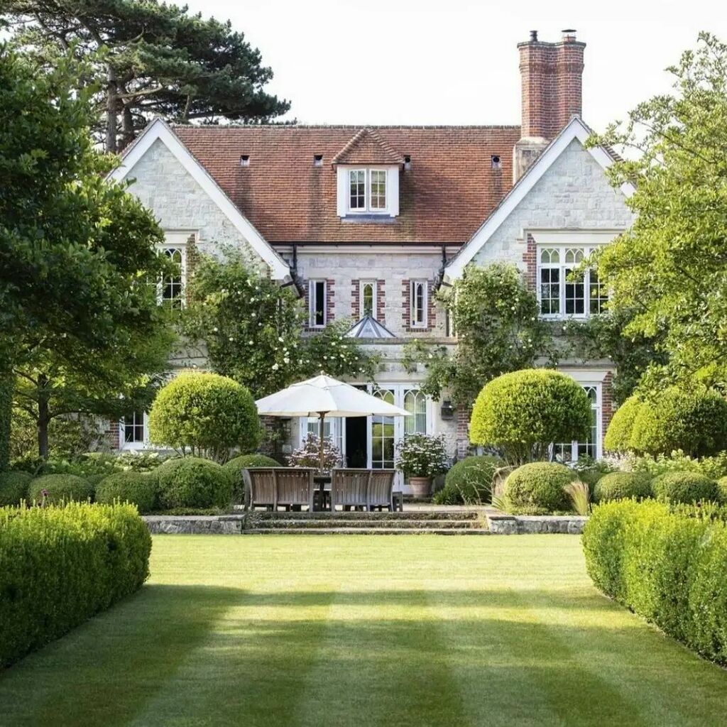 CanalsideInt's tweet photo. • TRADITIONAL CHARM •

When the garden looks THIS good, how beautiful must the rest of the house be! Right??!! 🙌🏼

Love the inspiration of traditional architecture mixed with clean, manicured gardens which cleverly blends personality with charm. 🌳
 
… https://t.co/xcPKGwDNCZ https://t.co/GV6JxFRXFe
