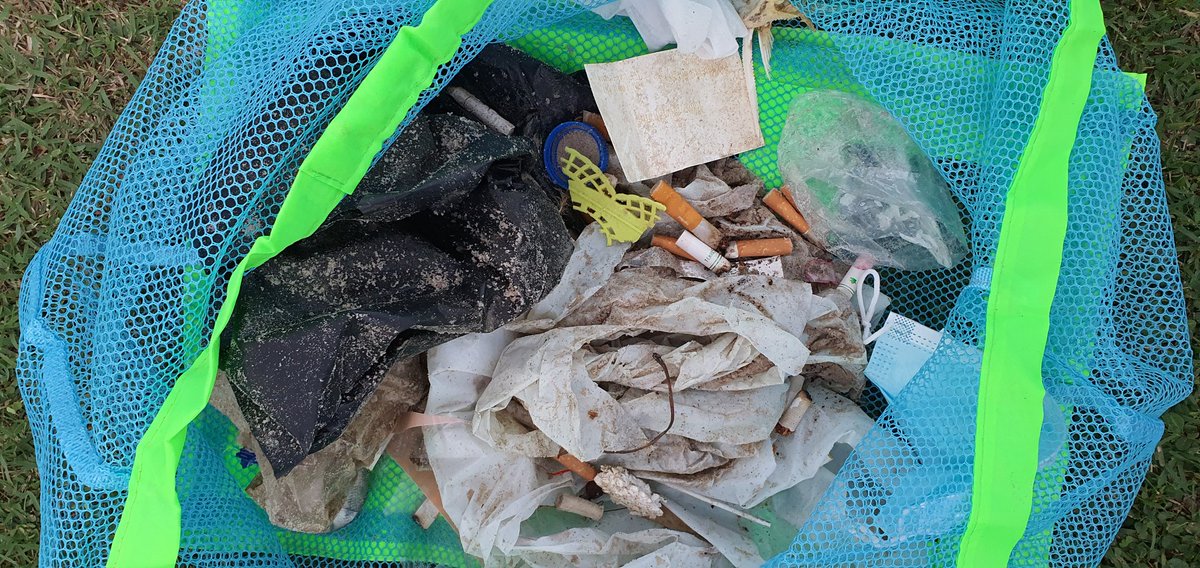 LifeOutLoud_LOL's tweet photo. Day19

A short clean before we head to Bkk for a wee while

3kg in about 100m of beach😔

Almost all seem to be from Hua Hin side not ocean side😔😔

Its insanity to not have public bins more available. Why make it so hard for ppl to do the right thing?
#amazingthailand https://t.co/T2WwjaPhI8