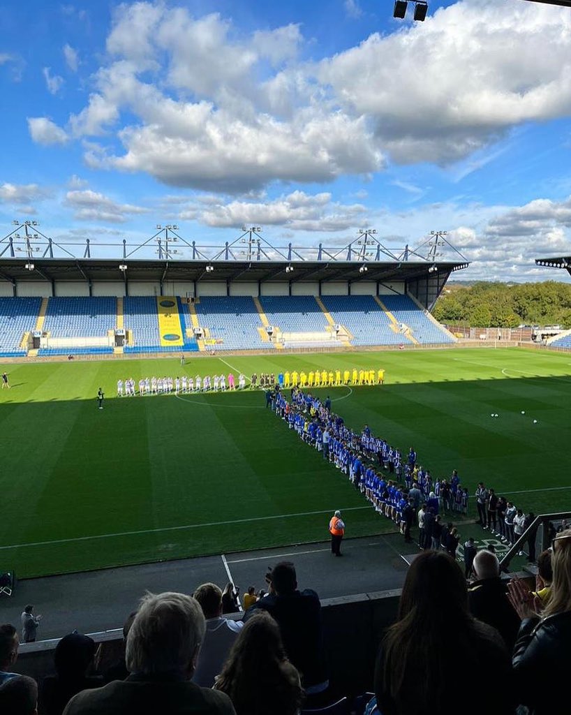 thompsonterryox's tweet photo. Our team enjoyed their day out celebrating the life of @OUFCOfficial legend Mickey Lewis Sunday afternoon⚽️

Brilliant to see so many Oxford legends back!💛

#MickeyLewis #oxfordunitedfc #memorialgame https://t.co/dBzNTyuay3