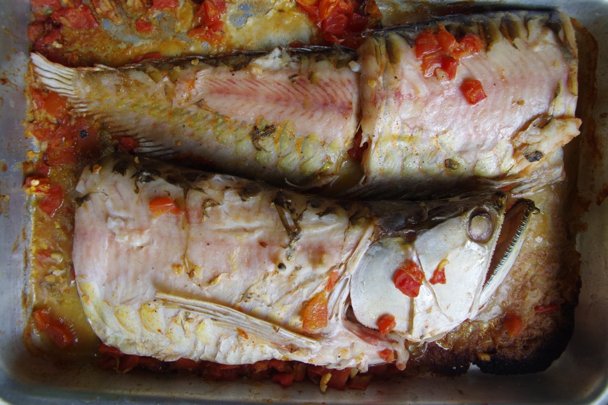 久保田翔 夫が飼っていたアロワナを揚げ物にしたというニュース見たけど こちらはブラジルのアマゾン川流域の市場で買ったアロワナ 一匹300円 ウロコが固く 一枚一枚引っ張って抜くので処理が大変でした トマトソースかけてオーブンで焼いてみたけど