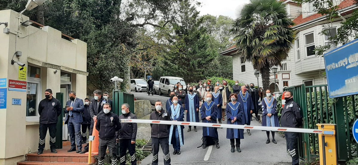🔴 Son Dakika
 Akademisyen Can Candan'ın üniversiteye alınmaması üzerine akademisyenler sırt dönme eylemlerini Kale Kapı önünde gerçekleştiriyor.