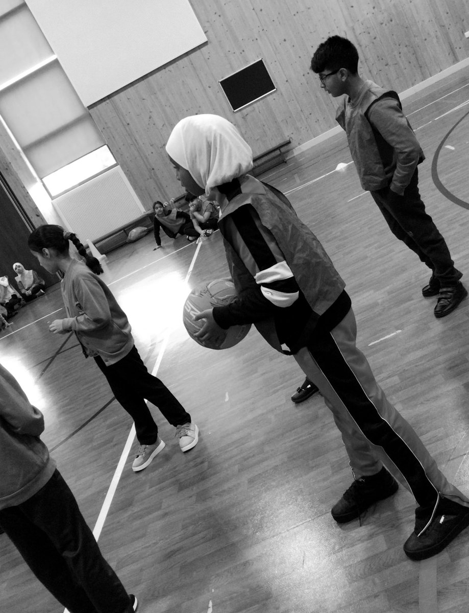 NansenSchool's tweet photo. 4KT - During our PE lesson today we played ‘Netball’ and used the skills and techniques that were taught over the past few weeks. Chest pass, overhead pass and bounce pass. #welovesports #Netball #Nansen #keepingfit #chestpass #pivot #overheadpass #bouncepass🙃👍🏽 https://t.co/RqvgmVfmAy
