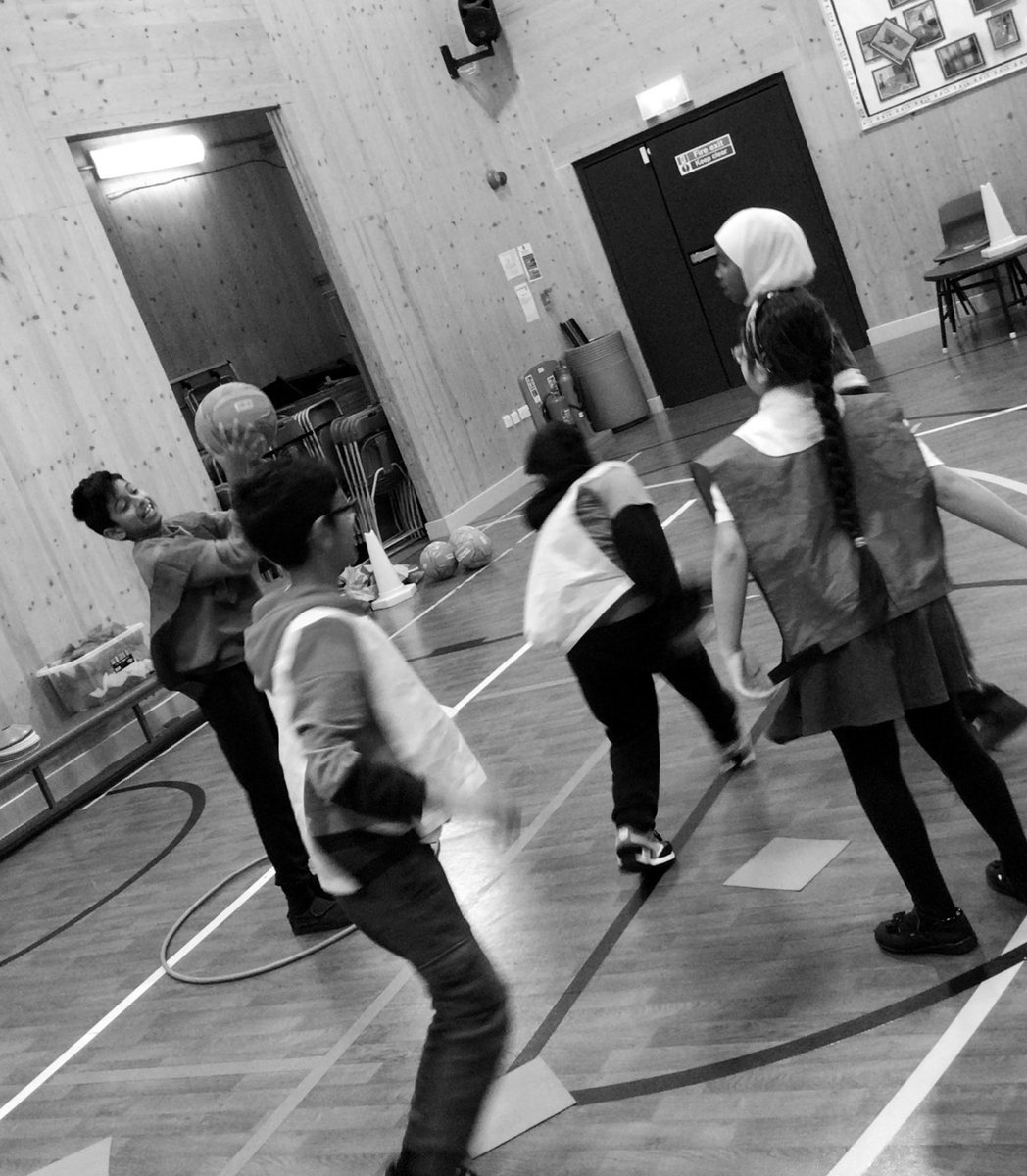 NansenSchool's tweet photo. 4KT - During our PE lesson today we played ‘Netball’ and used the skills and techniques that were taught over the past few weeks. Chest pass, overhead pass and bounce pass. #welovesports #Netball #Nansen #keepingfit #chestpass #pivot #overheadpass #bouncepass🙃👍🏽 https://t.co/RqvgmVfmAy