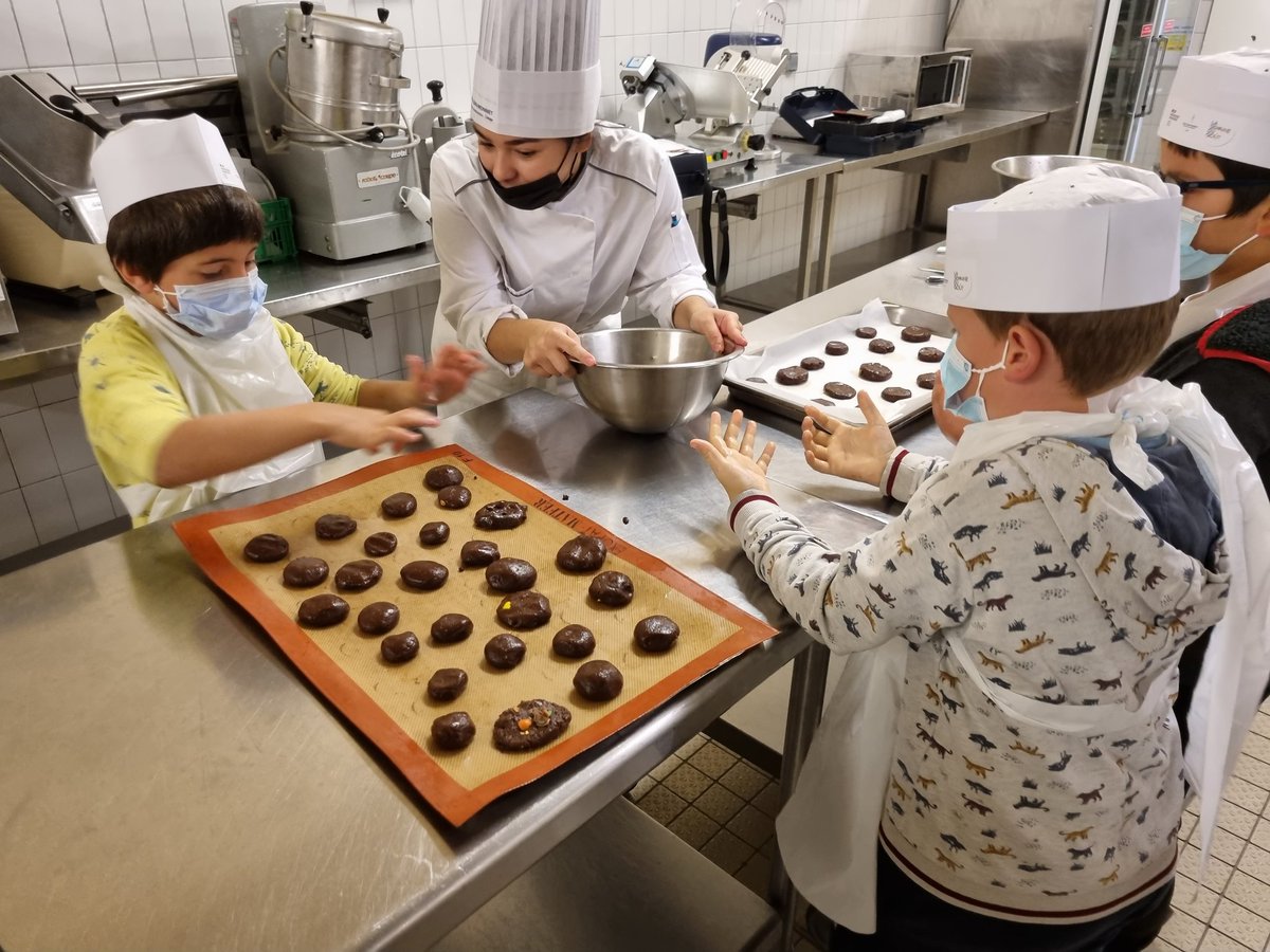 JeanLimoges's tweet photo. Semaine du goût au lycée Jean Monnet : c'est parti !
Aujourd'hui, accueil des enfants de CE2 et CM1 de l'école de Noël.
Réalisation de gâteaux au chocolat et découverte des saveurs.
Merci aux élèves et aux professeurs de 1CR et de 1 HCR pour leur implication. https://t.co/lq9Pr5363v