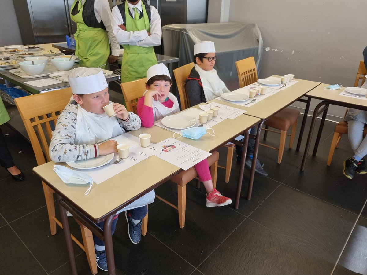 Semaine du goût au lycée Jean Monnet : c'est parti !
Aujourd'hui, accueil des enfants de CE2 et CM1 de l'école de Noël.
Réalisation de gâteaux au chocolat et découverte des saveurs.
Merci aux élèves et aux professeurs de 1CR et de 1 HCR pour leur implication.