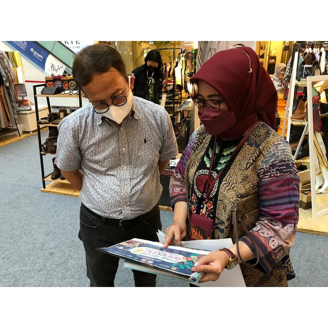 Direktur Kajian Strategis Kemenparekrat RI, Dr. Ir. Wawan Rusiawan,MM didampingi Kepala Dinas Perdagangan dan Perindustrian Kota Bandung, Ir. Hj. Elly Wasliah beserta jajaran, mengunjungi Pasar Kreatif 2021 bertempat di TSM Bandung