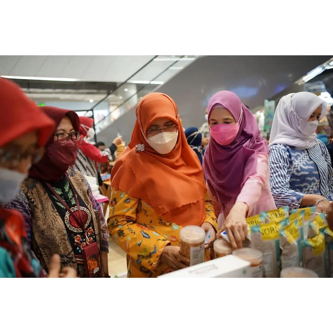 Dukungan terhadap para pelaku usaha Pasar Kreatif 2021, Ketua Dekranasda Kota Bandung Ibu Hj. Siti Muntamah, S.A.P, didampingi Kepala Dinas Perdagangan dan Perindustrian Kota Bandung, menggunjungi Pasar Kreatif 2021 di mall Kings.