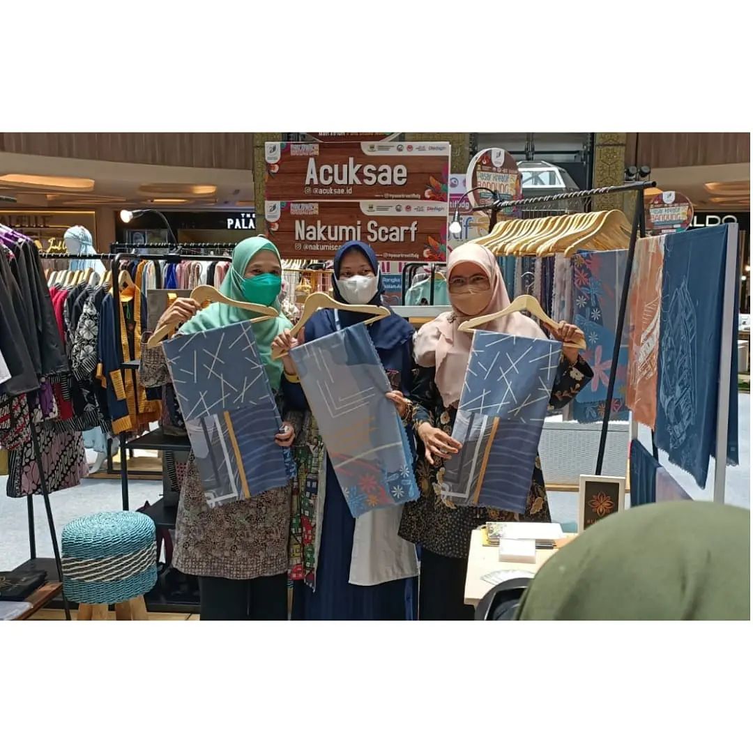 Kepala Dinas Perdagangan dan Perindustrian Kota Bandung Ibu Ir.Hj Elly Wasliah selaku ketua Harian Dekranasda Kota Bandung mendampingi Ketua Dekranasda Kota Bandung beserta pengurus mengunjungi Pasar Kreatif Bandung bertempat diTrans Studio Mall Bandung hari Sabtu, 9 Oktober 2021