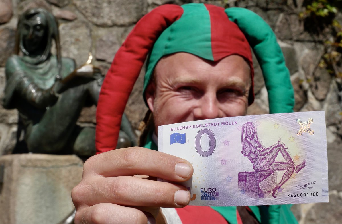 EuroSouvenirDE's tweet photo. 🤹♂️ Eulenspiegel 0 € Schein 🤹
Hier bestellen:
https://t.co/tKwy6GwNtV
#Mölln #Eulenspiegel #Ausfulg #EulenspiegelStadt #Souvenir #Souvenirs #Deutschland #VisitGermany #Souvenirschein #0euros #0euro #0eurobanknote #0eurosouvenir #0euroschein #0euroscheine #eurosouvenir #null https://t.co/S214sssLJV