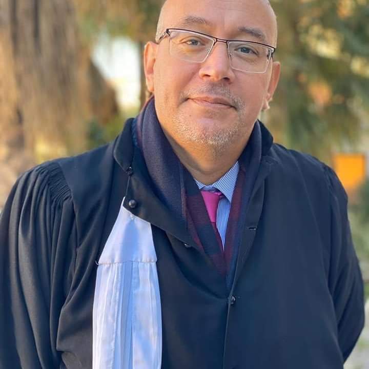 UealDz's tweet photo. كلما سكتنا عن الظلم تمادى أصحابه ، و تأقلم الناس ، حتى يأتي يوم يصبح فيه القمع قاعدة وشيء من الحرية إستثناء يستغربه البعض.

عبد الغني بادي🖋
#hirak 
#دولة_مدنية_ماشي_عسكرية https://t.co/CZOwwzY2Yi