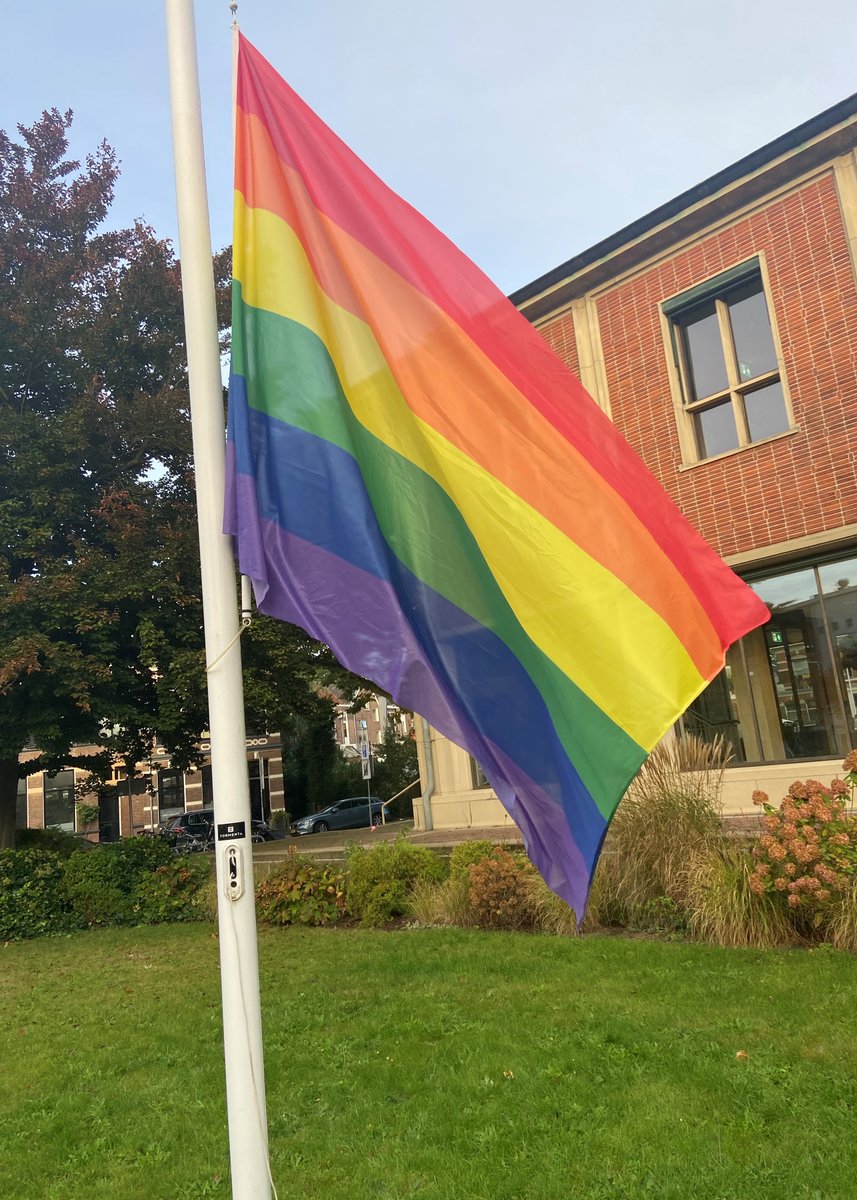 ggdijsselland's tweet photo. Vandaag wappert op onze hoofdlocatie weer de regenboogvlag. Want iedereen moet zichzelf kunnen zijn. Vandaag en het hele jaar door. #comingoutday #comingout 🌈🌈🌈 https://t.co/90q8dQRoqO