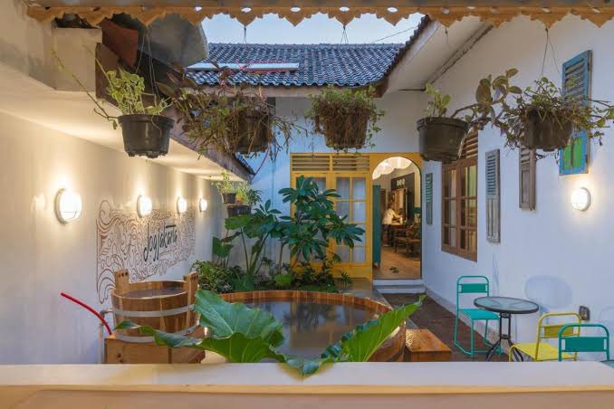 yang suka backpacker-an, bisa di coba kalo nanti ke jogja. nginep di sini per malem cuma EMPAT BELAS RIBU!!

kapan lagi nginep seharga es kopi susu😂