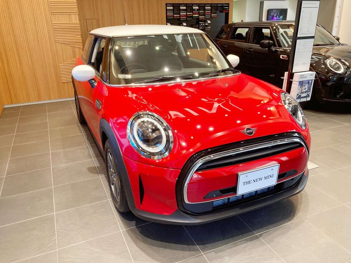 bmwtokyomini's tweet photo. MINI六本木のショールームには、
赤の #MINICooper3Door
黒の #MINICLUBMAN #JohnCooperWorks
が展示中。
そして、今週末の16日からは #MINICrossoverShadowEdition が展示予定。
展示車が目まぐるしく変化する #MINI六本木 にぜひご来店ください!
https://t.co/RQ09iZp6WN
#MINI https://t.co/leKDIV8tAn