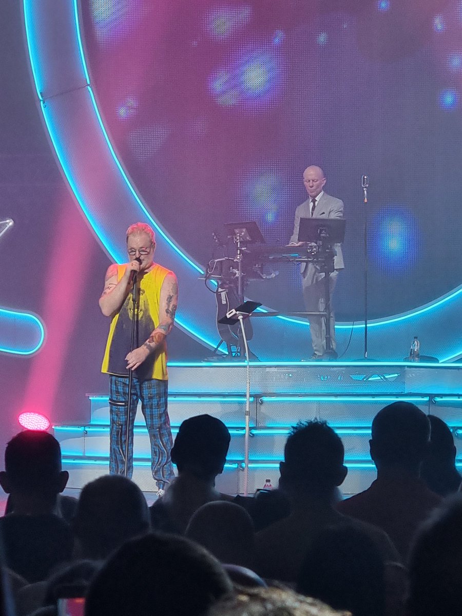 biggers76's tweet photo. @erasureinfo amazing night 🕺💃 #erasure #02manchesterapollo https://t.co/FB5sv3Z70K