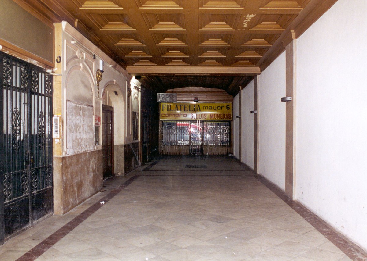 emvsmadrid's tweet photo. En 2001 la #EMVS rehabilitó el Pasaje Pleyel, situado en el número 6 de la calle Mayor. El pasaje, que imita el clasicismo francés de inicios del siglo XX, es de planta rectangular con un techo dividido en tres módulos. #40emvs @madrid https://t.co/WP4BpqPEgz