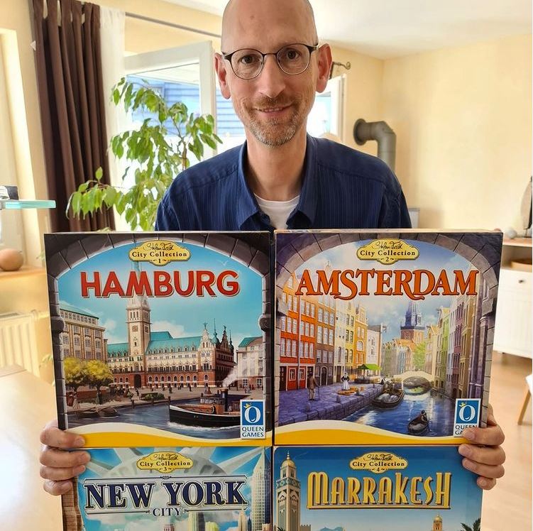 real_QueenGames's tweet photo. Die Stefan Feld City Collection ist jetzt auf Kickstarter. Es stehen sowohl klassische als auch Deluxe-Versionen zur Verfügung.
Schau es dir jetzt an: https://t.co/WKbAfmgZHQ
#StefanFeld #CityCollection #QueenGames #FeldMeld #SFCC #boardgame, #bgg, #tabletop #deluxe #classic https://t.co/7AotjLopIc