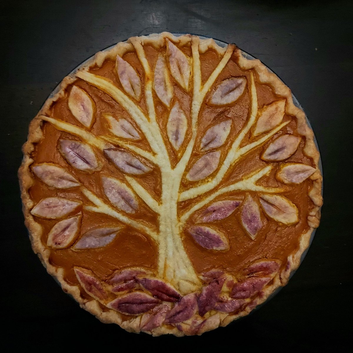ChipMaster95's tweet image. Happy Thanksgiving! Last night's pies: pumpkin and saskatoon blueberry. I decided to go with an autumn tree theme - both for the season and for my family -- my reason for being thankful this year. 💕
#Thanksgiving #Thanksgiving2021 #ThanksgivingWeekend #pumpkin #pie #PumpkinPie