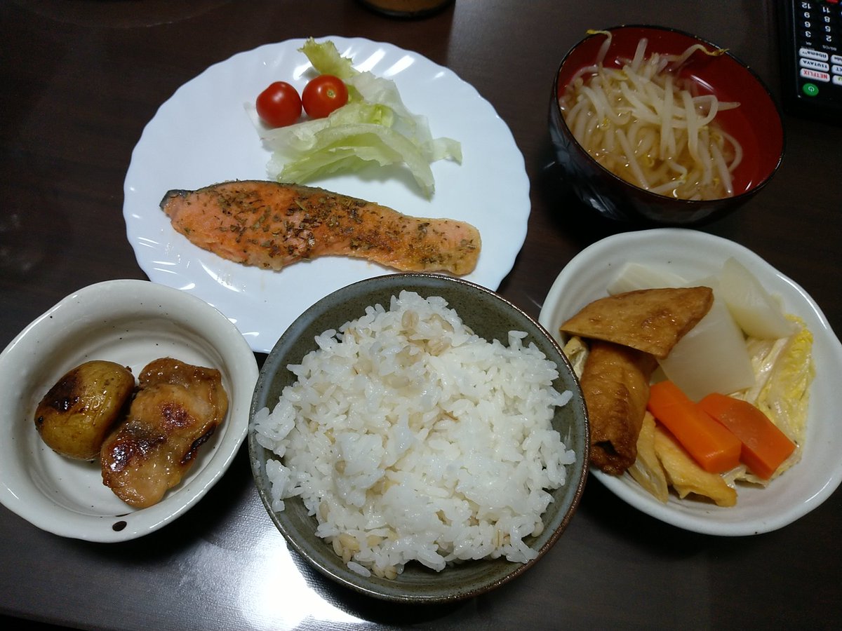 gyaba_'s tweet photo. DAY120
#おうちごはん
#料理好きな人と繋がりたい
#GREENTOY
#グリーントイ
晩ごはん
ついに収穫したミニトマトを添えた鮭のムニエル
昨日の鳥照り&じゃがいも
おでん風煮物
もやしの味噌汁 ごはん https://t.co/06SQb17XKf