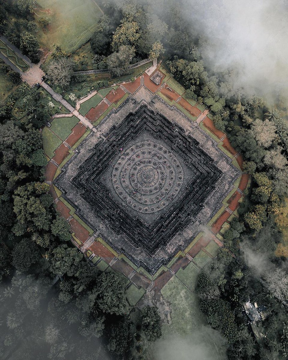 Ini dia mahakarya Candi #Borobudur yang diakui Guinness World Records sebagai monumen Buddha terbesar di dunia! Gimana enggak super bangga sama tanah air❤️🇮🇩

Coba deskripsiin indahnya Candi Borobudur ini, Sobat Pesona!

📸_jartificial

#WonderfulIndonesia #DiIndonesiaAja