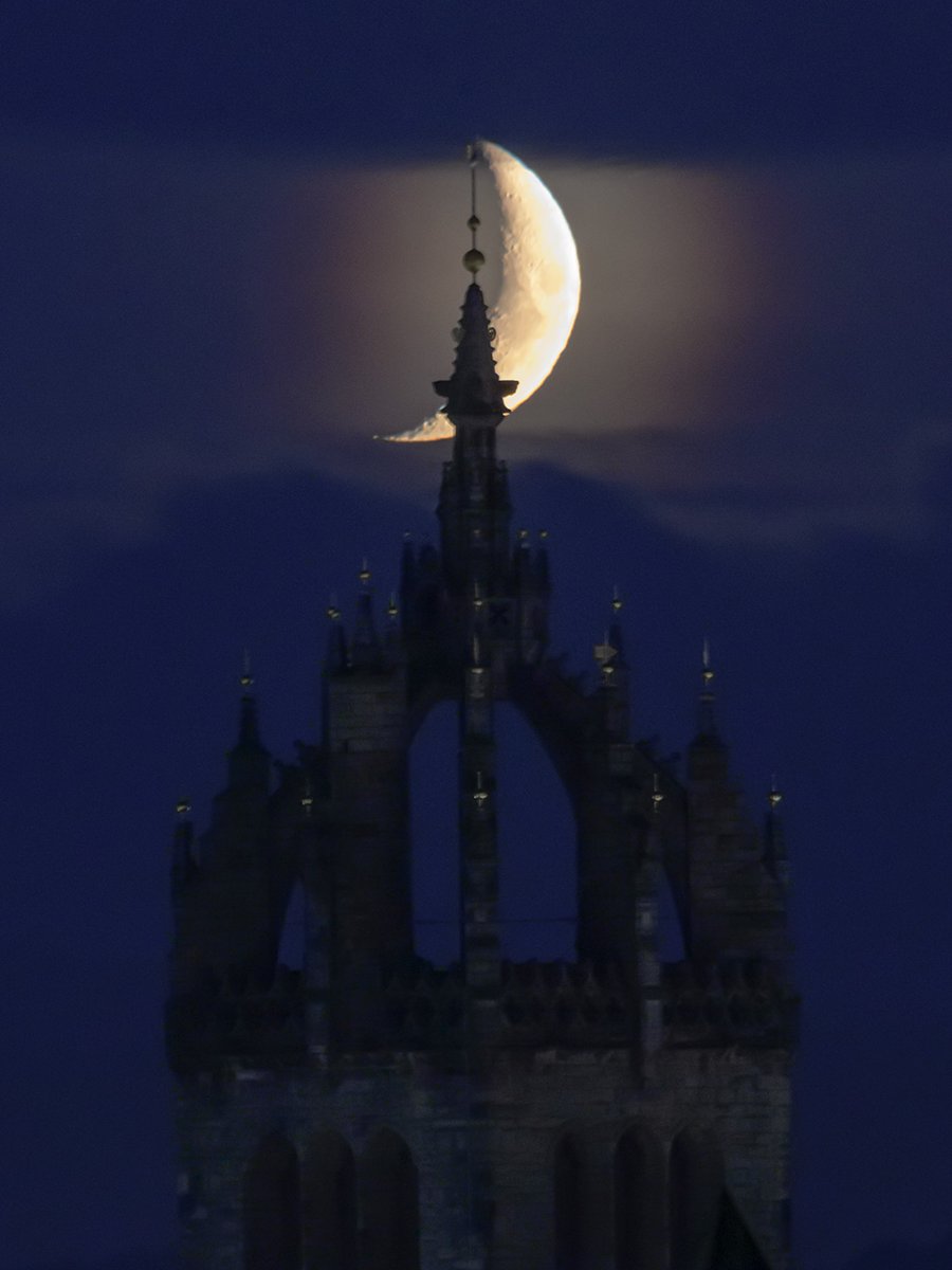 Caught this very grainy image of the crescent moon last night behind <a href="/StGilesHighKirk/">St Giles' Cathedral</a> #Edinburgh #Moon <a href="/RoyalMileEdin/">Royal Mile Edinburgh</a>