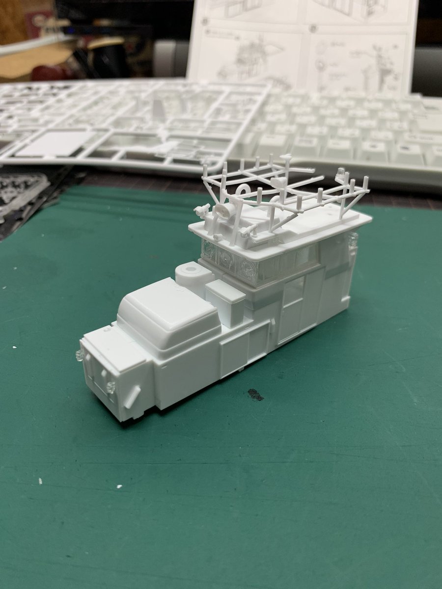 408san's tweet photo. 何となく久しぶりに
プラモデルでも作ろう！！
って軽いノリで買ったけど。。

何この部品点数。。。

ちっさいしほっそいし全部接着剤。

こりゃ想定外だ。。。 https://t.co/wey2eFaBa2