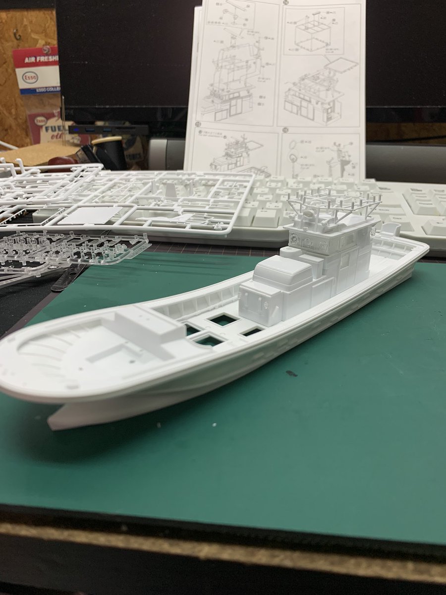 408san's tweet photo. 何となく久しぶりに
プラモデルでも作ろう！！
って軽いノリで買ったけど。。

何この部品点数。。。

ちっさいしほっそいし全部接着剤。

こりゃ想定外だ。。。 https://t.co/wey2eFaBa2