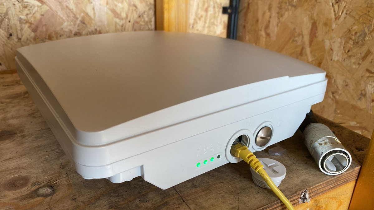 5GNewThinking1's tweet photo. The 5GNT testbed network has been undergoing final tweaks and intensive testing over the last few weeks, thanks to amazing efforts from @CloudNet4 and @StrathSDR teams. Despite all the pandemic and supply chain delays, it's aliiiiiiive! 📶🥳🥂
#4G #5GNSA #5GSA #privateNetwork https://t.co/lk8Ws2qKcr