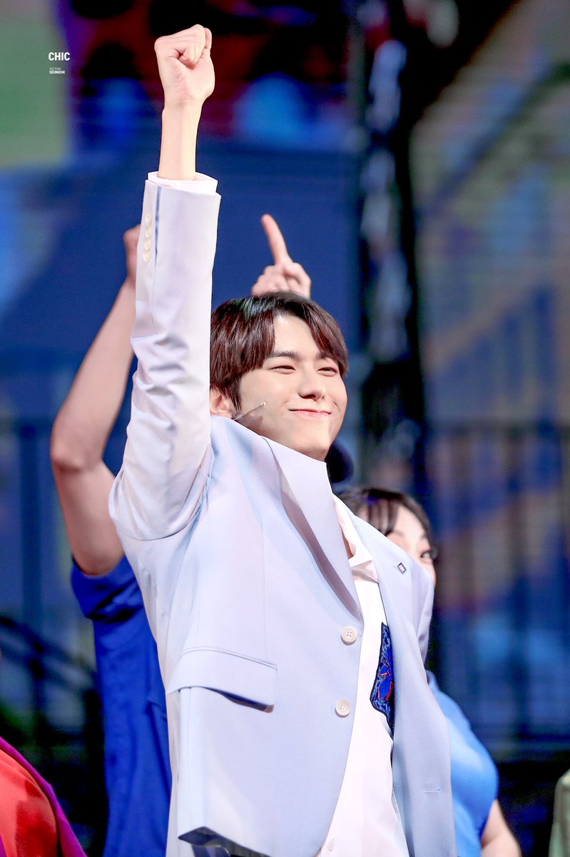 chic__95's tweet photo. 211010 사랑했어요 커튼콜 HQ

번쩍 올린 한입거리 주먹이 너무 귀엽다😭

#승식 #강승식 #VICTON #SEUNGSIK
#사랑했어요 #기철 https://t.co/u5r77WoHCG