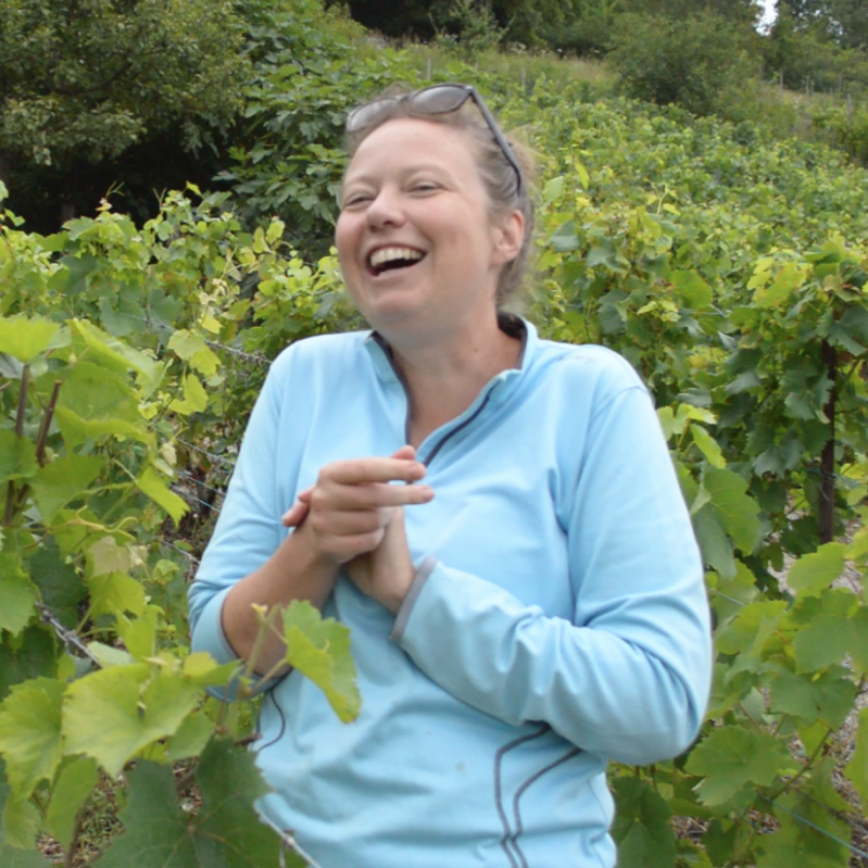 Strassdanslesv1's tweet photo. Nouvelle vidéo avec Maud Blache, vigneronne sur 1,5 hectares dans le Bugey. On parle de deux cuvées de #vinnaturel issu d'une parcelle en complantation : https://t.co/jGZPvrk3CX https://t.co/savgQpEosh