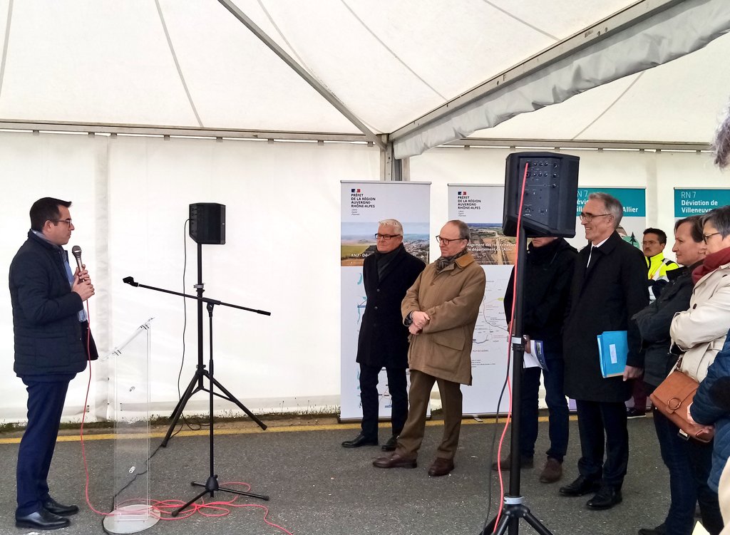 claude_riboulet's tweet photo. 🛣️ ✂️🇨🇵  Nouvelle bretelle d'entrée du contournement de Villeneuve/Trevol. Avec @JP_Dufregne,ns demandons d'une même voix au @prefetrhone la mise à 2X2 voies de l'intégralité de la RN7 ds l'#Allier d'ici 2030! Sécurité, désenclavement,insertion et essor touristique! https://t.co/ze4mr83Nvx