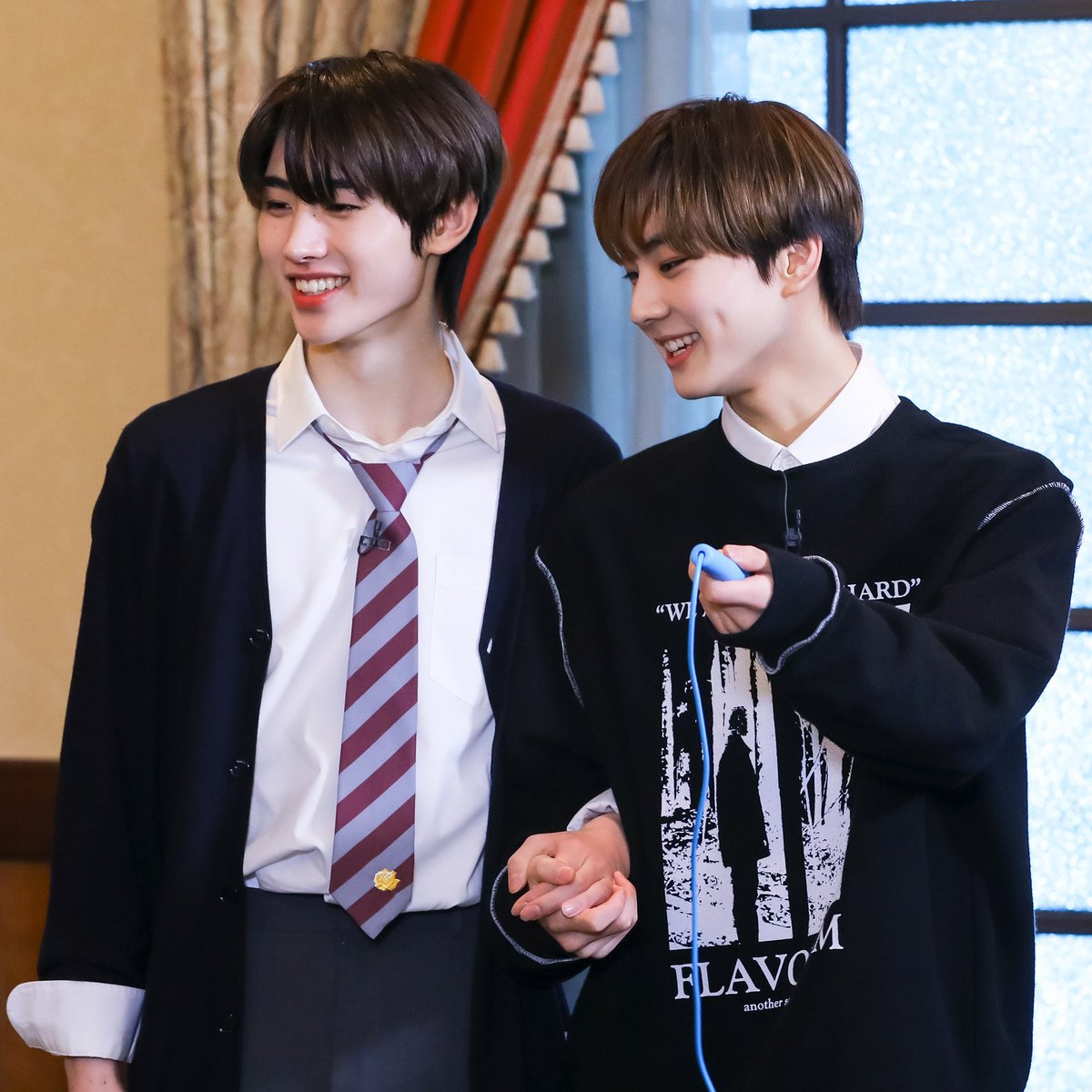 hoonnoena's tweet photo. gemes amat pegangan tangan kek mo nyebrangg https://t.co/yyvHL9HZSm