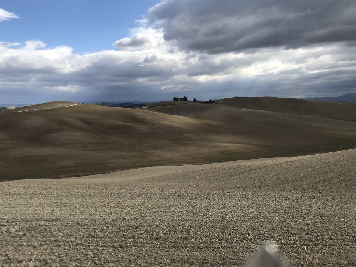 fedechiccalippi's tweet photo. Trekking per le straordinarie crete senesi! #siena #trekking https://t.co/2Ag9hcTrYF