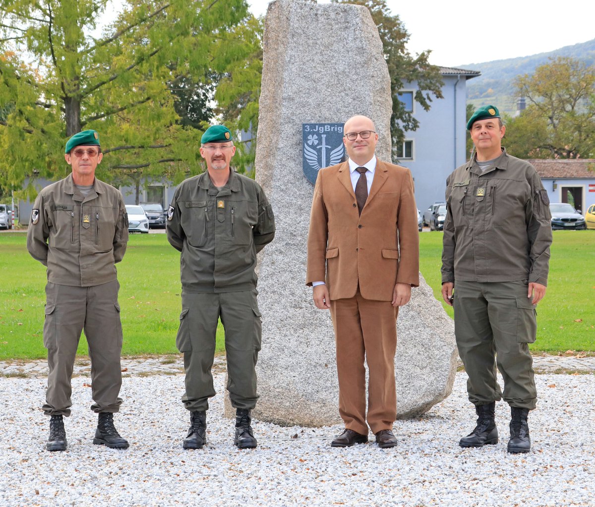 DritteV's tweet photo. Herzlich Willkommen in der Raabkaserne Mautern. Heute besuchte der neue Bezirkshauptmann von Krems - Mag. Günter Stöger - die Garnison Mautern.
#Bundesheer #3jägerbrigade #stabsbataillon3 https://t.co/QqZIfxDi7f
