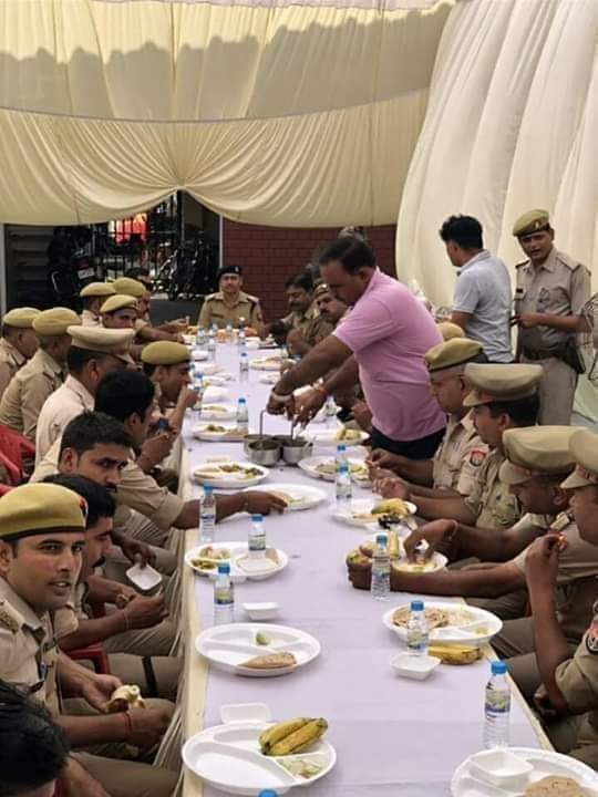kaliyug_wale's tweet photo. 💓💪😍बाबा की जय हो😍💪💓

योगी सरकार ने पहली बार "नवरात्रि व्रत" रखने वाले पुलिस कर्मियों के लिये "फलाहार" का विशेष प्रबंध किया है।

जीवन में पहली बार ऐसा दृश्य देखा है😍😍 https://t.co/uJKDcOjlZZ
