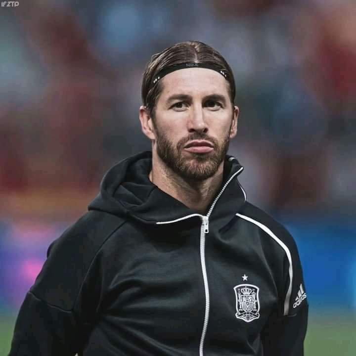 ScreenMix's tweet photo. بعد كأس العالم قطر 2022 أوراق كرة القدم ستتساقط واحدة تلوا الأخرى 😥 https://t.co/j3OAMMtI5V
