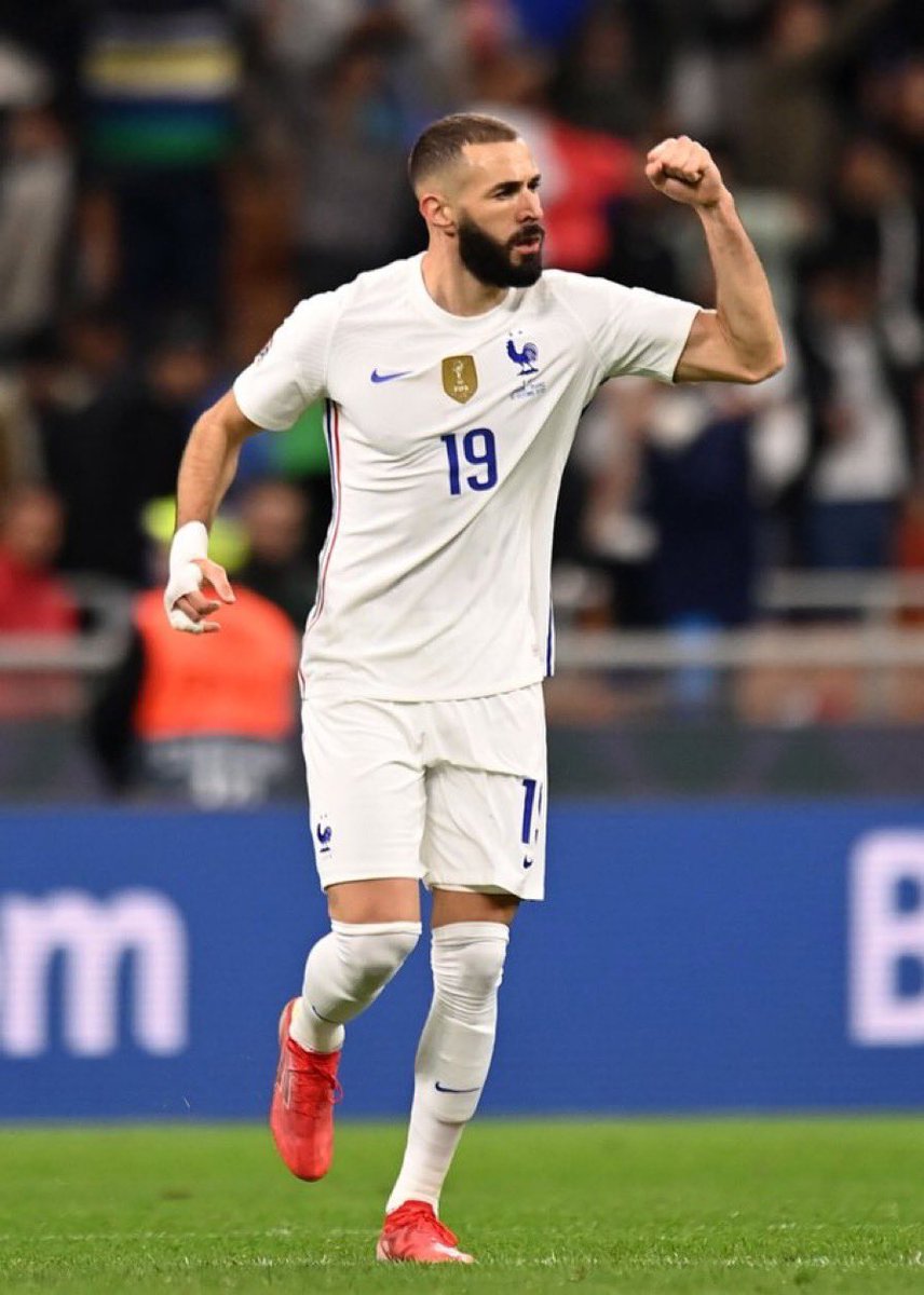 Et si la France comme l’Espagne soutenait <a href="/Benzema/">Karim Benzema</a> pour #BallonDor2021 car sa plus grande victoire n’est elle pas celle d’avoir reconquis le cœur de tous les français par son talent,sa classe,son sérieux,sa générosité et son abnégation? #Benzemaballondor #TousUnis ❤️
