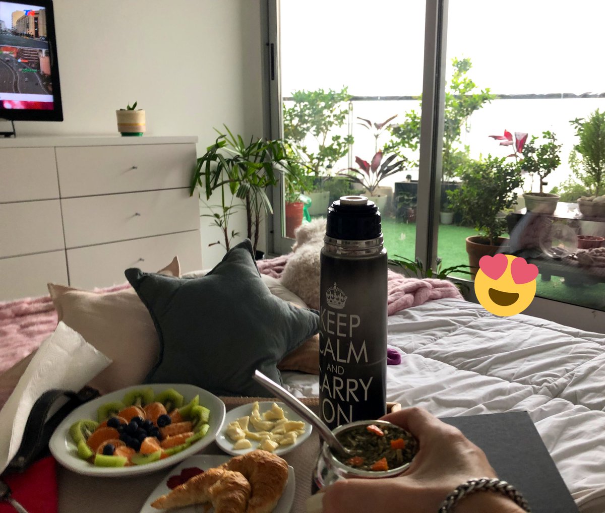 SashaDixit's tweet photo. Llueve, desayunaremos en la cama, y controlaré kioskitos desde acá 😉🧉🙂☔️ #FindeLargo #matienzos https://t.co/kP6JBqsVJ6