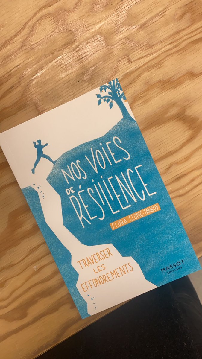 🍀Nos voies de résilience de <a href="/FloraClodic/">Flora Clodic-Tanguy ✍</a> : comment faire face à #effondrement #ecoanxiété et penser de nouveaux choix de vie ? Avec des portraits de #pabloservigne @florevasseur @JulienLecaille et autres penseurs atypiques 
#enlibrairie