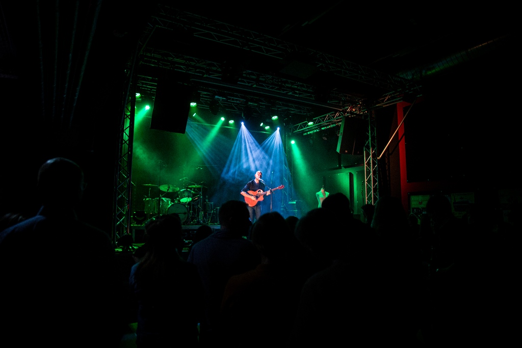 I know what it looks like.

It looks like I'm posting pictures of me playing live, one after the other. Yes. That's exactly what I'm doing.

After about 20 months without being able to, I'm just letting it sink in.

Thanks St. Pölten ✌️❤️🤘

📷@analogfilter_

#lemotour