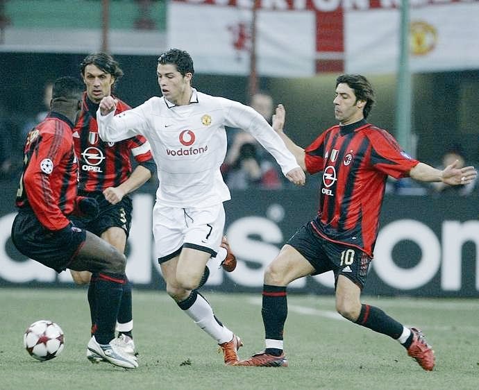 Cristiano Ronaldo pictured against Paolo Maldini (53), Rui Costa (49) and Clarence Seedorf (45) in a UCL clash. Now he plays with the likes of Rashford (23), Sancho (21) and Greenwood (20).

The man's longevity is insane. #mufc