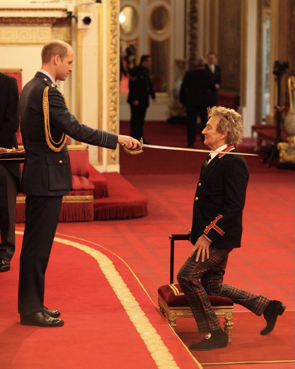 SoundBites_Rock's tweet photo. #OnThisDay (11 Oct) in 2016, #RodStewart became SIR Rod Stewart, when he was knighted by Prince William for his services to music and charity. Nice one, Sir Rockin’ Rod! 🙌 
#PrinceWilliam #BuckinghamPalace #RockinRod #poprock #bluesrock #folkrock #softrock #rock https://t.co/NDoarMG2yd