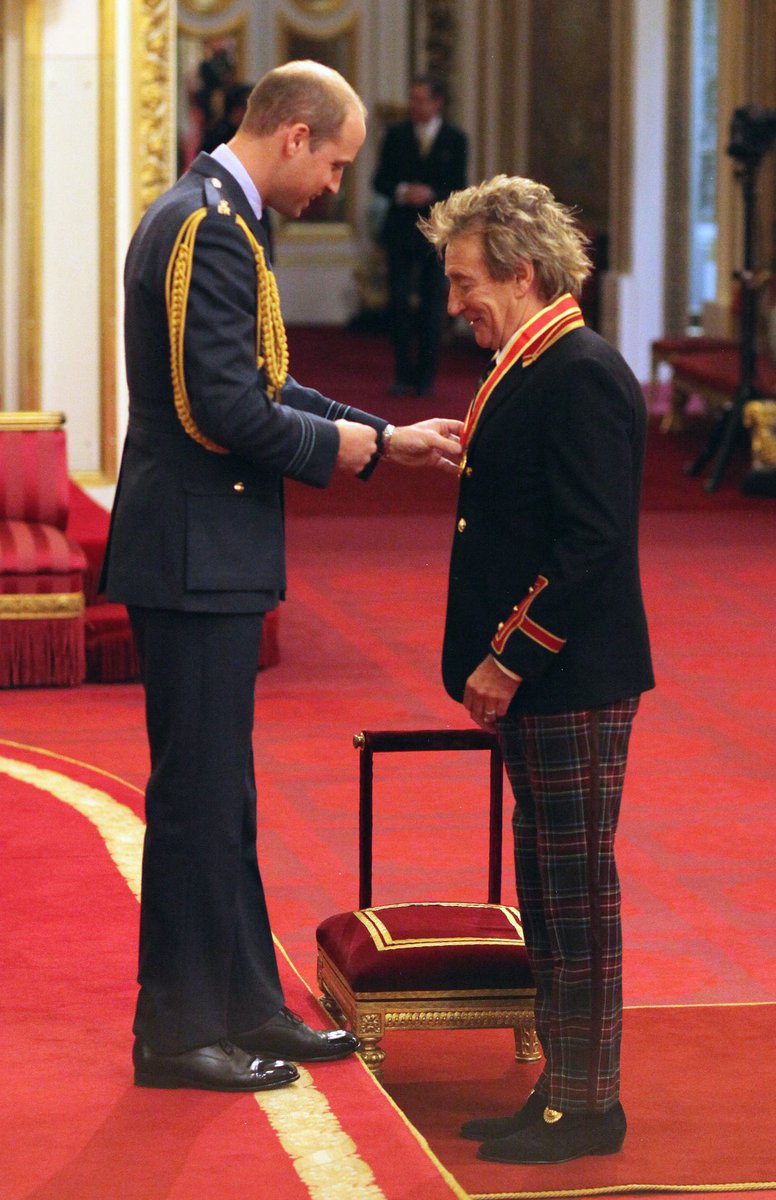 SoundBites_Rock's tweet photo. #OnThisDay (11 Oct) in 2016, #RodStewart became SIR Rod Stewart, when he was knighted by Prince William for his services to music and charity. Nice one, Sir Rockin’ Rod! 🙌 
#PrinceWilliam #BuckinghamPalace #RockinRod #poprock #bluesrock #folkrock #softrock #rock https://t.co/NDoarMG2yd
