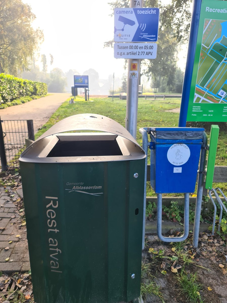 peterstam's tweet photo. @GemAlblasserdam moet hier het woord 'hondenpoep' (rechts) niet 'honden poep' zijn? Net zoals 'Rest afval' (links) en 'camera toezicht' (midden)? #consistentie https://t.co/49ib3mXvMD