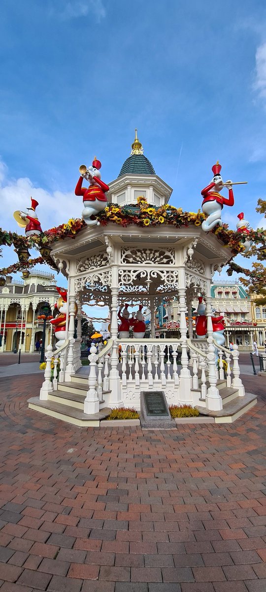 Railwaygirl2018's tweet photo. Finally I'm home!🏰 

This #DispatchersOfTwitter has ended up  in the magical place of Disneyland Paris👸🏻 

Let's find ourselves getting lost in the enchanted magic of Disney💫😍 

#MagicalBreak #DispatchersOnTour #DisneylandParis #France #DisneyParks #DisneyFan #Magic #SoMuchFun https://t.co/ZQODLSED6z