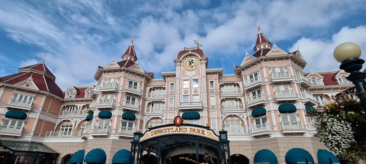 Railwaygirl2018's tweet photo. Finally I'm home!🏰 

This #DispatchersOfTwitter has ended up  in the magical place of Disneyland Paris👸🏻 

Let's find ourselves getting lost in the enchanted magic of Disney💫😍 

#MagicalBreak #DispatchersOnTour #DisneylandParis #France #DisneyParks #DisneyFan #Magic #SoMuchFun https://t.co/ZQODLSED6z
