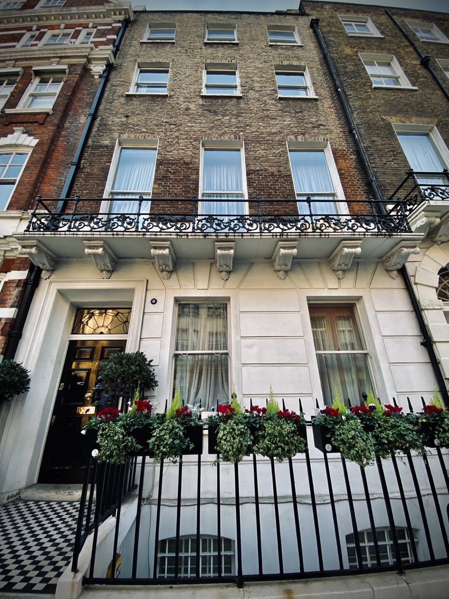 JohnWilson14's tweet photo. Walking past 57 Wimpole Street. Paul McCartney wrote Eleanor Rigby in that basement and Yesterday up in attic room when he was living with Jane Asher’s family in early 60s #fabfact https://t.co/akxhGkRDps