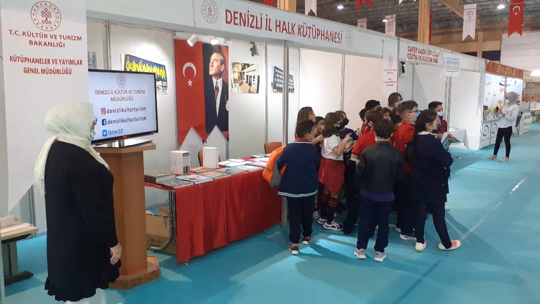 4. Kitap Fuarında kütüphane standımızda bilgi alıp hatıra fotoğrafı çekilebilirsiniz. 
📚📸🙂
#denizlikitapfuarı 

<a href="/iktm20/">Denizli İl Kültür ve Turizm Müdürlüğü</a>
<a href="/KTBKYGM/">KYGM</a>
<a href="/TCKulturTurizm/">T.C. Kültür ve Turizm Bakanlığı</a>