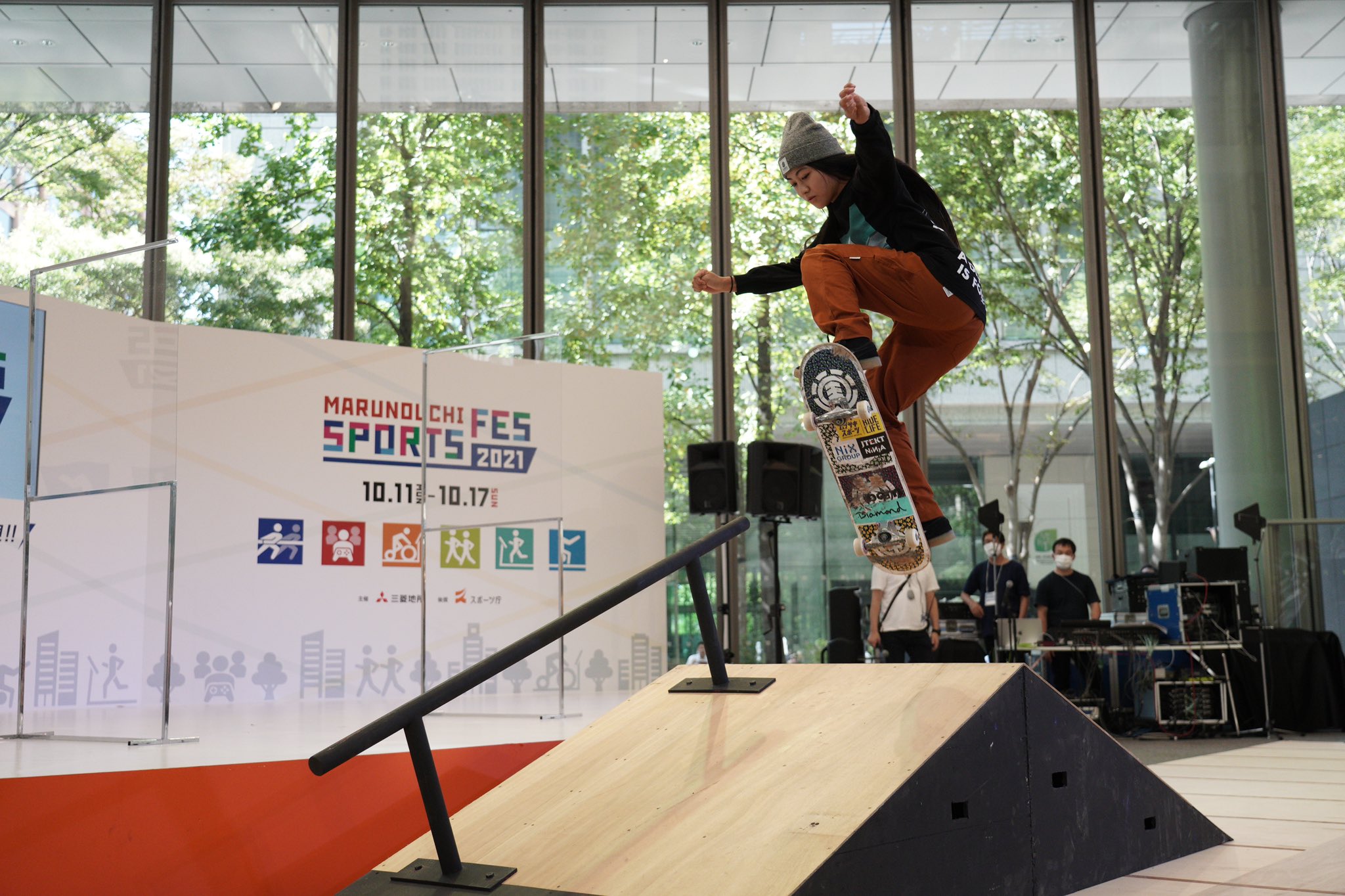 スポーツ庁 スケートボードを始めたきっかけなどの話とともに 会場内に設置した特設コースで 華麗なパフォーマンスを披露されました 10 17 日 までの期間中は 企業対抗 綱引き 初開催の Esports大会 や丸の内エリアを散策する ウォークラリー