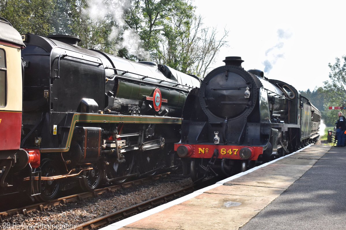 SR S15 No.847 coasts into Kingscote Station while SR Merchant Navy No.35028 ‘Clan Line’ stands with it’s train for Sheffield Park.

#SteamLocomotives #SteamTrain #HeritageRailway @bluebellrailway #BluebellRailway #ClanLine #Railway #RailwayPhotography @ClanLine28